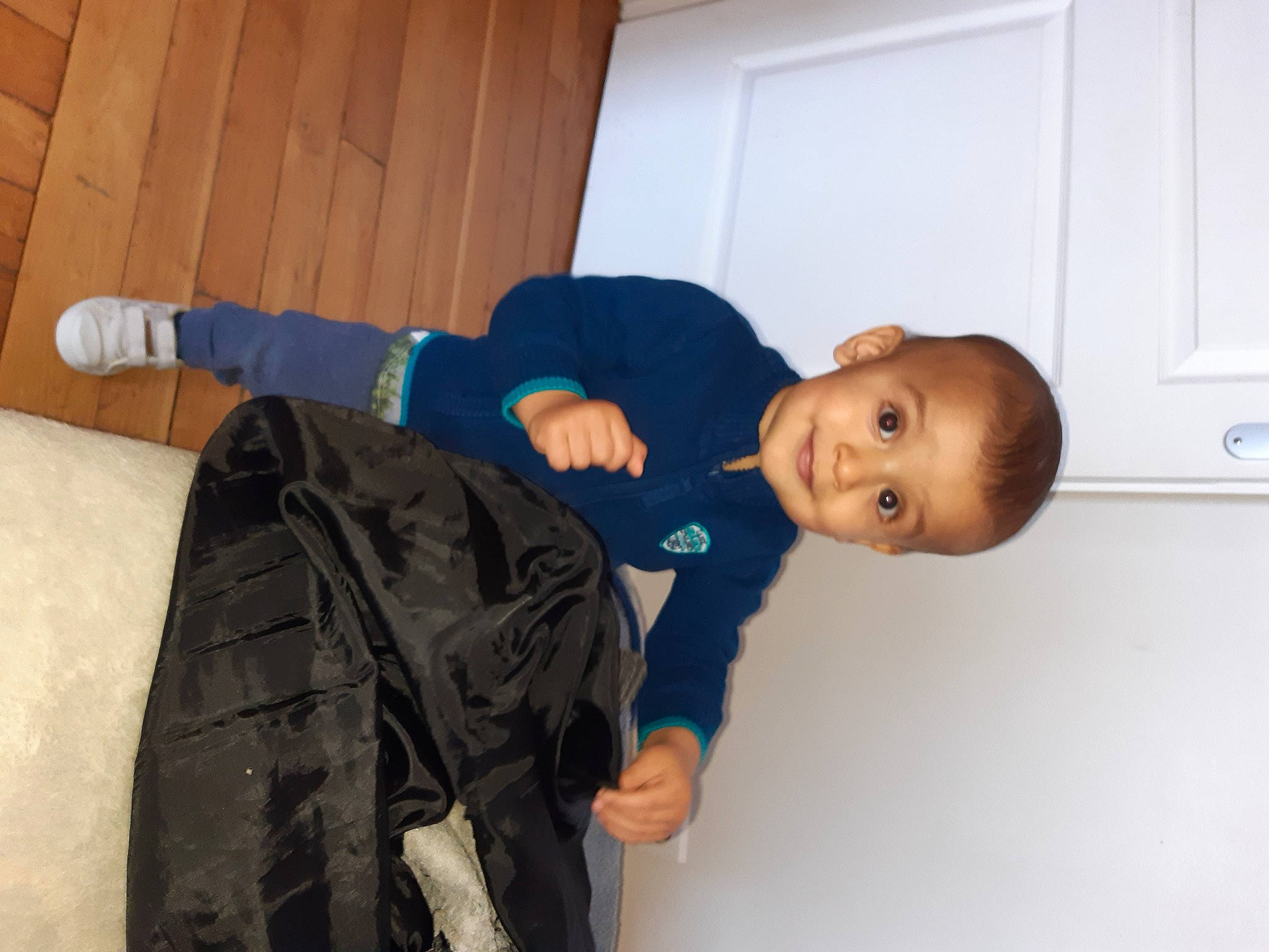 Yssa a rejoint le concours — aidez-le/la à gagner de superbes lots ! baby, baby_products, baby_toddler_clothing, child, comfort, denim, elbow, electric_blue, flooring, fun, happy, jacket, joint, joy, knee, person, room, sitting, sleeve, smile