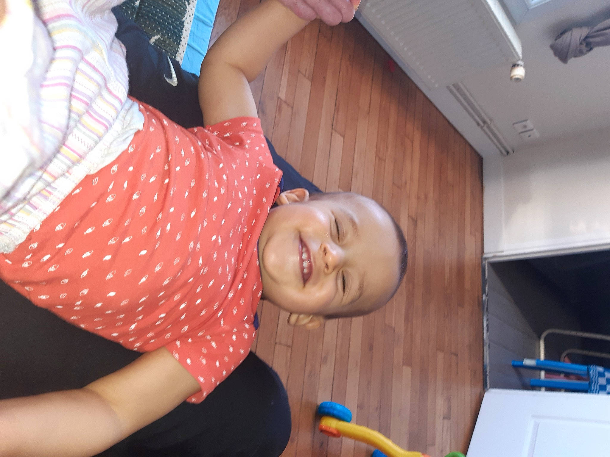 Yssa a rejoint le concours — aidez-le/la à gagner de superbes lots ! arm, child, elbow, finger, fun, happy, human_leg, joint, joy, knee, leisure, pattern, person, plaid, smile, t_shirt, thigh, toddler, trunk, waist