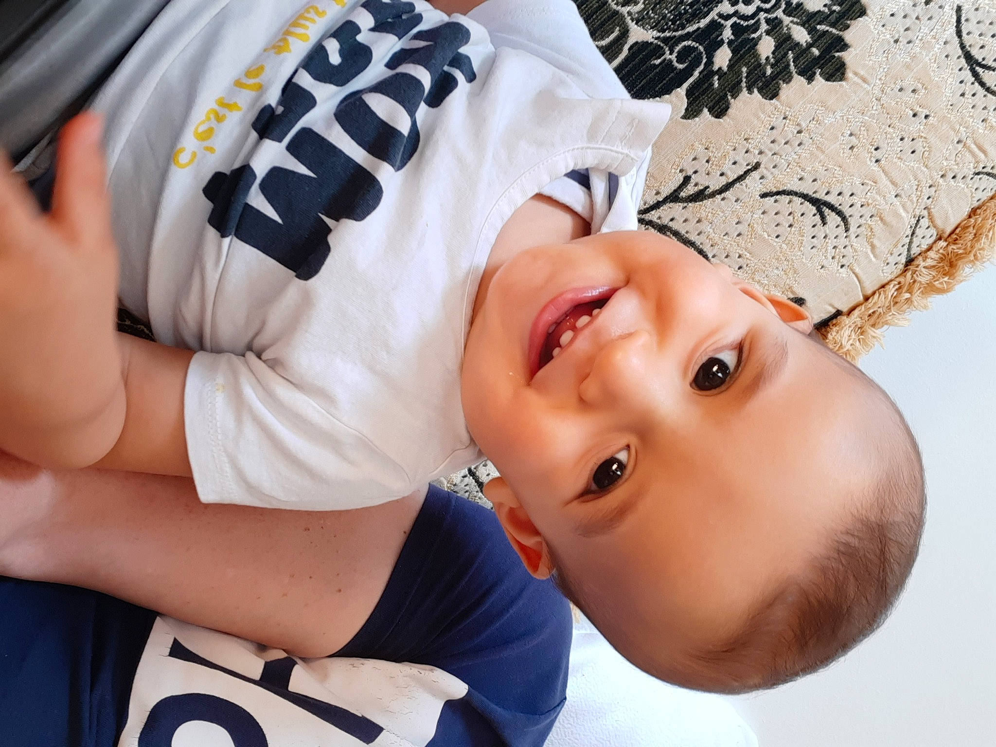 Yssa participe au concours pour gagner de l'argent avec cette photo : child, cool, elbow, eye, facial_expression, flash_photography, fun, gesture, hairstyle, happy, joy, mouth, muscle, neck, people, person, plant, sleeve, smile, t_shirt