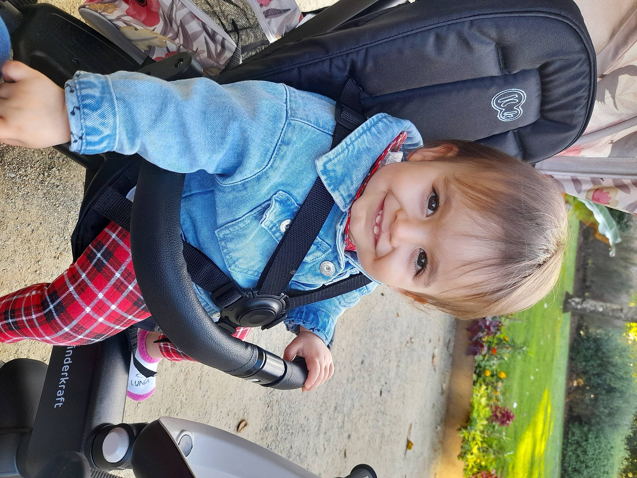 Neela a rejoint le concours — aidez-le/la à gagner de superbes lots ! auto_part, baby, baby_carriage, baby_products, carmine, child, fun, grass, happy, joy, leisure, pattern, person, plaid, recreation, smile, snapshot, tartan, tire, toddler