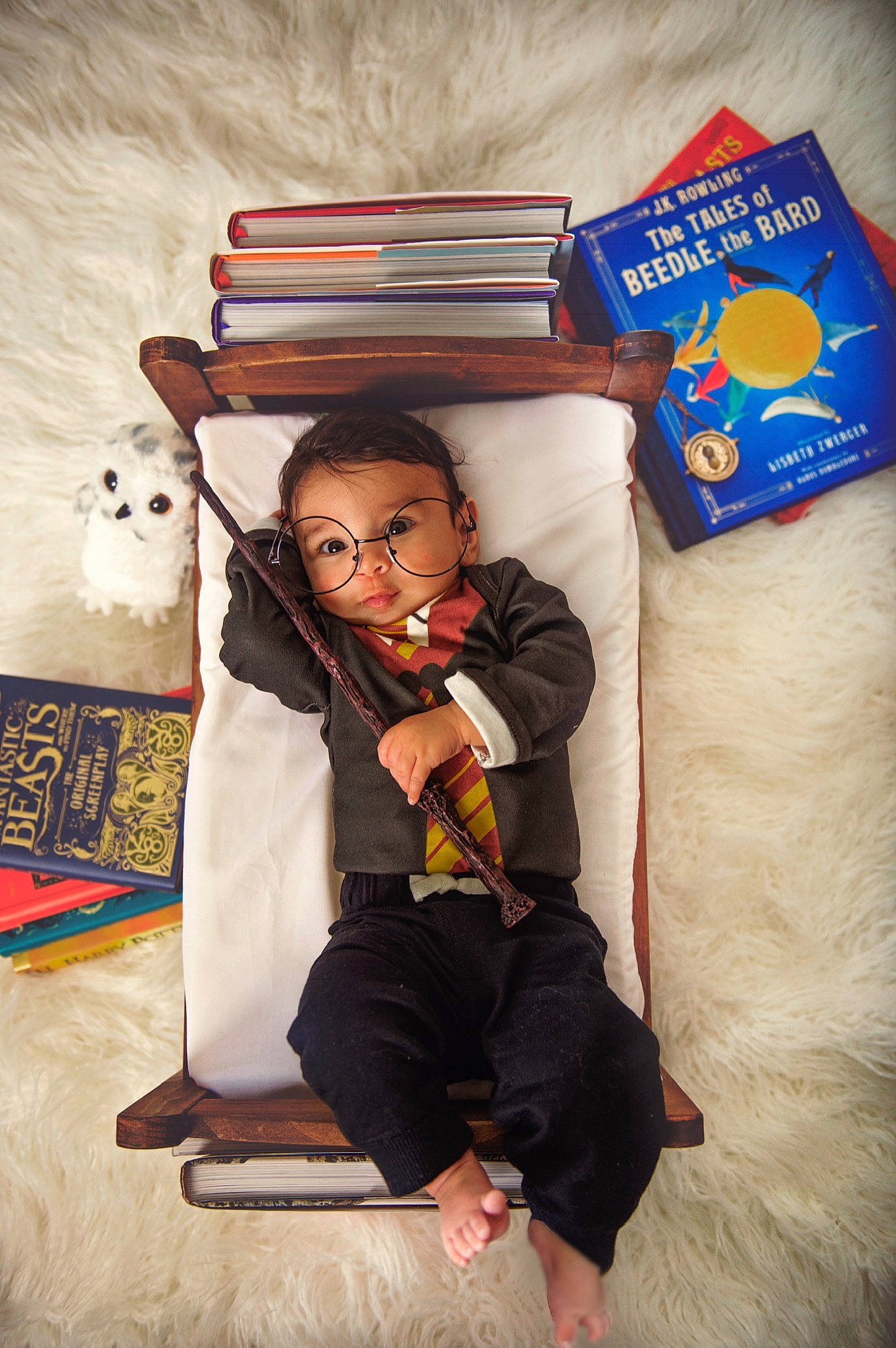 Rohan is registered to the contest to win money with this photo: leg, person, sitting