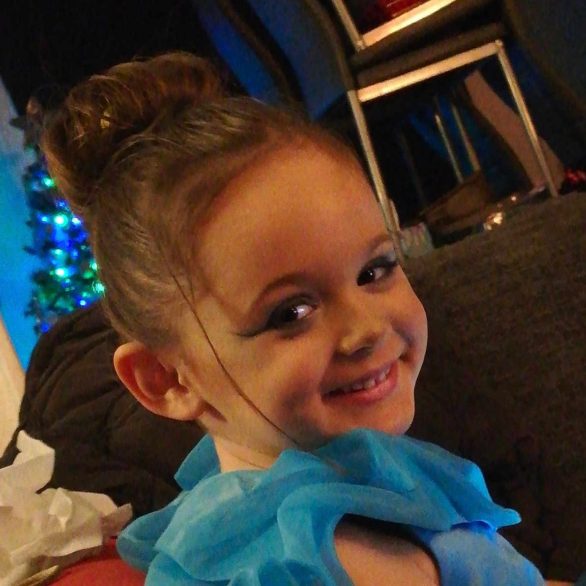 Constance participe au concours pour gagner de l'argent avec cette photo : blue, child, chin, ear, eye, face, forehead, fun, girl, hair, hairstyle, head, human_body, human_hair_color, joy, mouth, neck, nose, organ, person