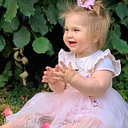 Arina a rejoint le concours — aidez-le/la à gagner de superbes lots ! baby, barefoot, child, clapping, cute, flower_hair_clip, girl, grass, greenery, happy, leaves, nature, outdoor, pink_dress, portrait, sitting, smiling, summer, toddler, tutu