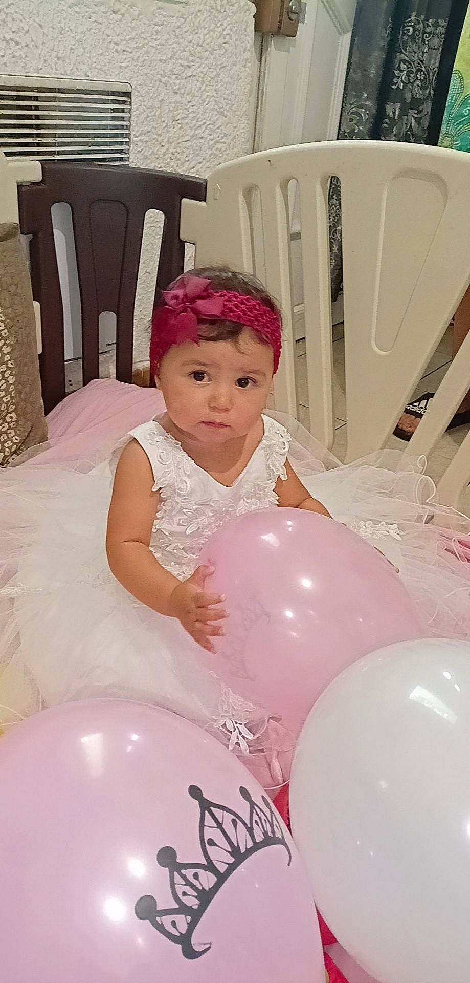Inaya a rejoint le concours — aidez-le/la à gagner de superbes lots ! baby, baby_toddler_clothing, balloon, beauty, bridal_accessory, child, dress, embellishment, event, facial_expression, fun, hairstyle, happy, headpiece, headwear, party_supply, person, pink, product, skin
