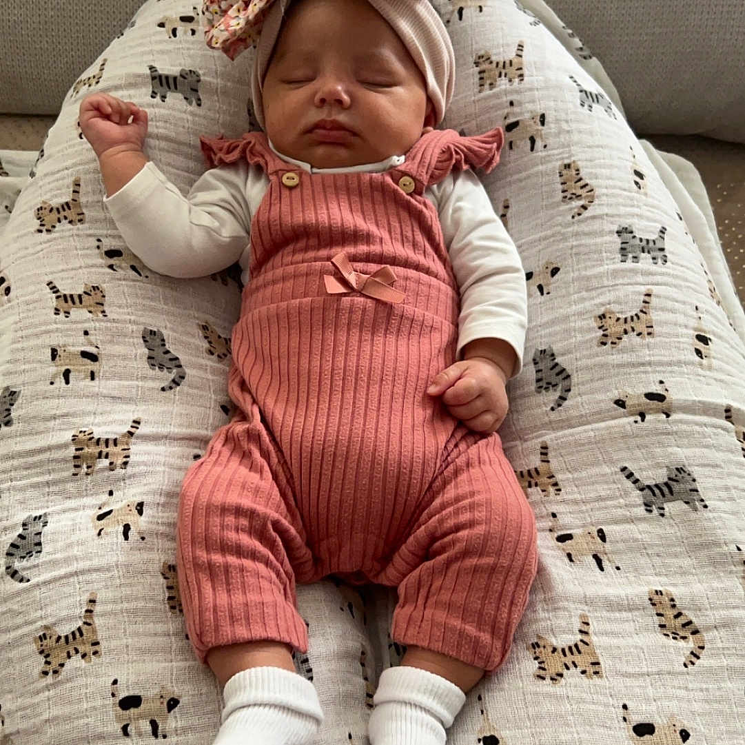 Gabriella a rejoint le concours — aidez-le/la à gagner de superbes lots ! baby, bed, blanket, bonnet, clothing, couch, cushion, face, furniture, hat, head, homedecor, hosiery, newborn, person, photography, portrait, quilt, sleeping, sock