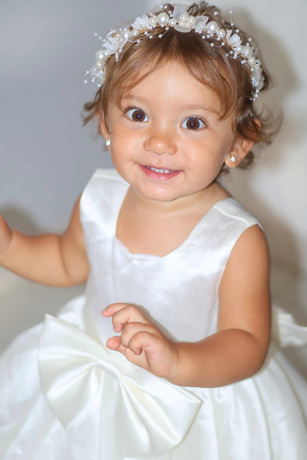 Maddy a rejoint le concours — aidez-le/la à gagner de superbes lots ! toddler, child, smiling, white_dress, bow, headband, pearl, earrings, portrait, happy, cute, baby, celebration, fashion, dress, girl, closeup, indoor, person, accessory