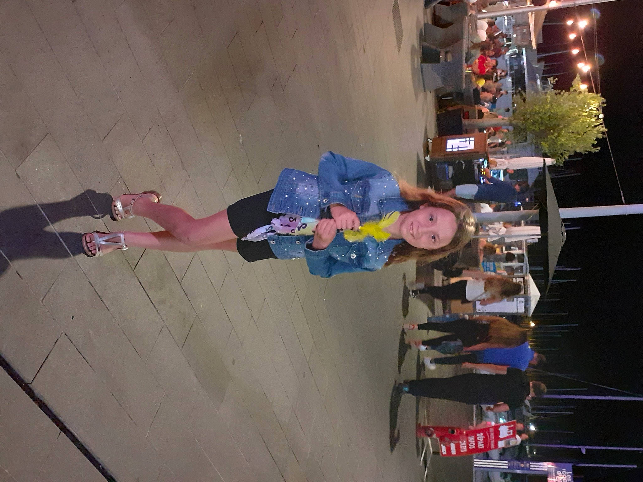 Ilona a rejoint le concours — aidez-le/la à gagner de superbes lots ! blurred, joy, person, under_exposed