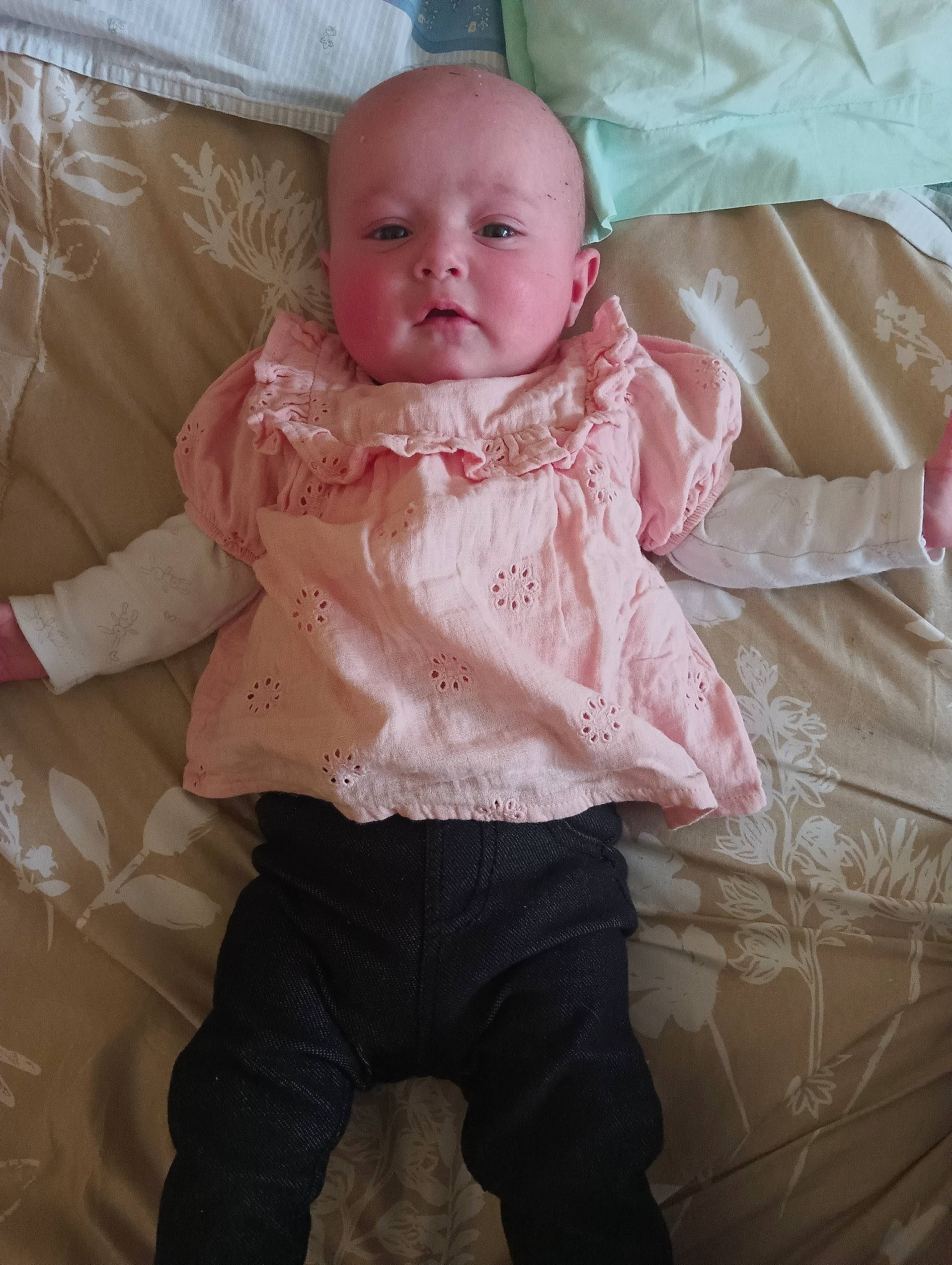 Andréea a rejoint le concours — aidez-le/la à gagner de superbes lots ! arm, baby, baby_toddler_clothing, cheek, comfort, dress, dress_shirt, eye, hand, happy, head, human, human_body, iris, linens, person, pink, skin, sleeve, smile