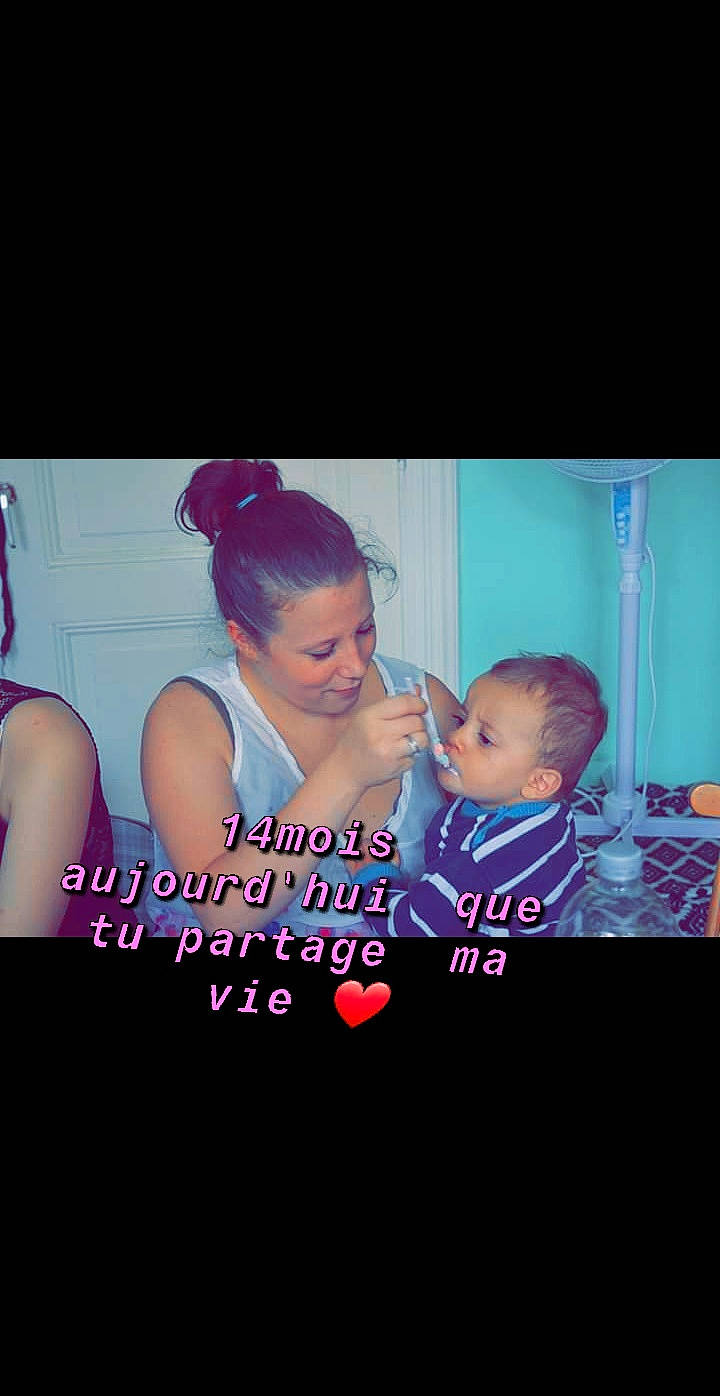 Yanis a rejoint le concours — aidez-le/la à gagner de superbes lots ! child, font, friendship, fun, happy, human, interaction, love, mother, person, photo_caption, photography, smile, snapshot, text, toddler