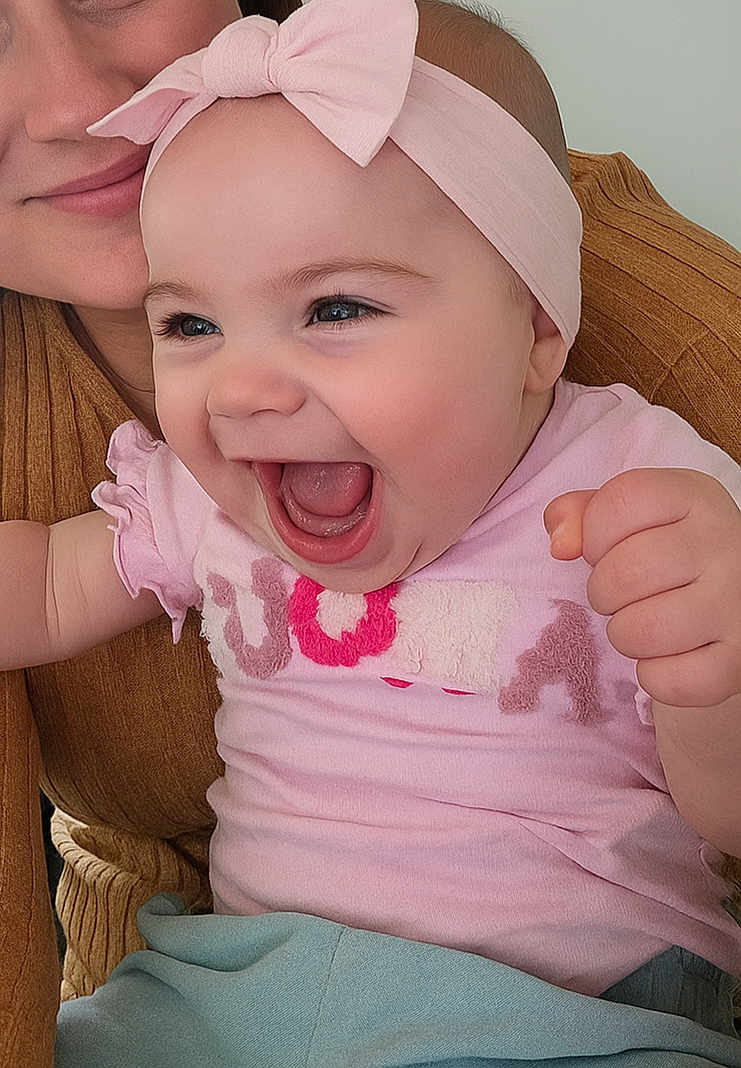 Jade participe au concours pour gagner de l'argent avec cette photo : baby, child, person, face, smiling, laughing, headband, pink_clothing, blue_pants, hand, adult, brown_sweater, closeup, indoor, happy, cute, joyful, expression, human, portrait