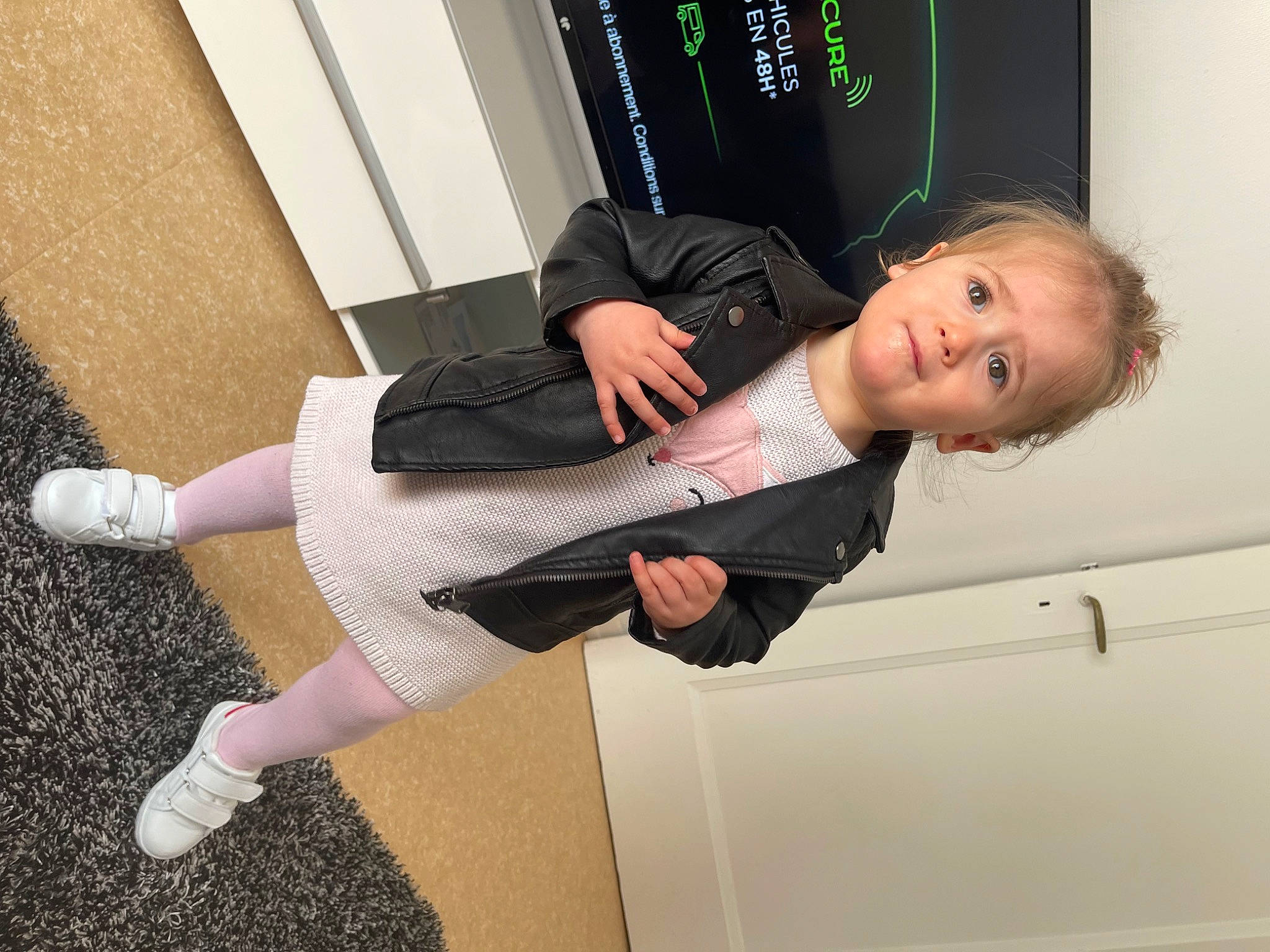 Kayana participe au concours pour gagner de l'argent avec cette photo : child, comfort, elbow, foot, fun, human_leg, joint, knee, lap, leg, person, room, shoulder, sitting, smile, sock, sportswear, standing, thigh, waist