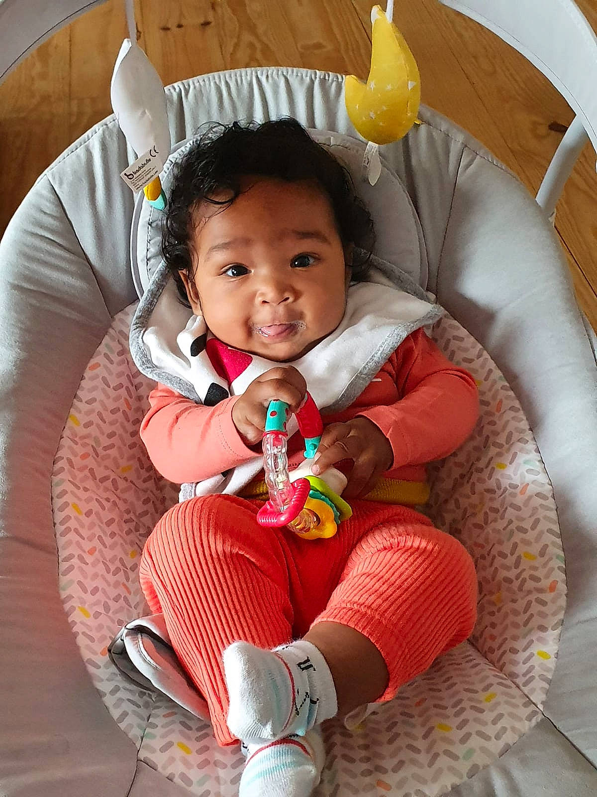 Janelle participe au concours pour gagner de l'argent avec cette photo : baby, baby_toddler_clothing, car_seat, child, comfort, eye, face, happy, human_body, human_leg, lap, person, sitting, skin, sleeve, smile, sock, stuffed_toy, textile, thigh