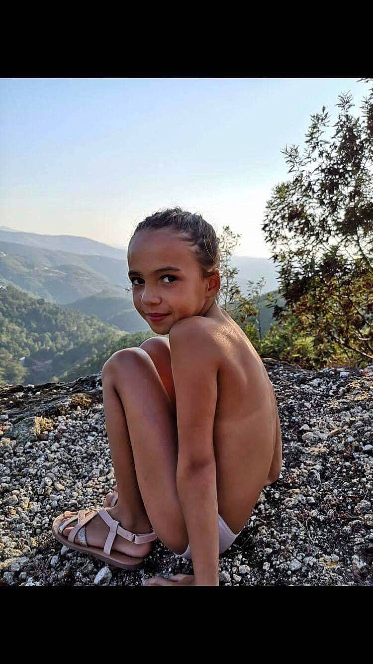 Shaîna a rejoint le concours — aidez-le/la à gagner de superbes lots ! adventure, art_model, barechested, beauty, child, leg, male, muscle, person, photography, rock, sitting, smile, vacation