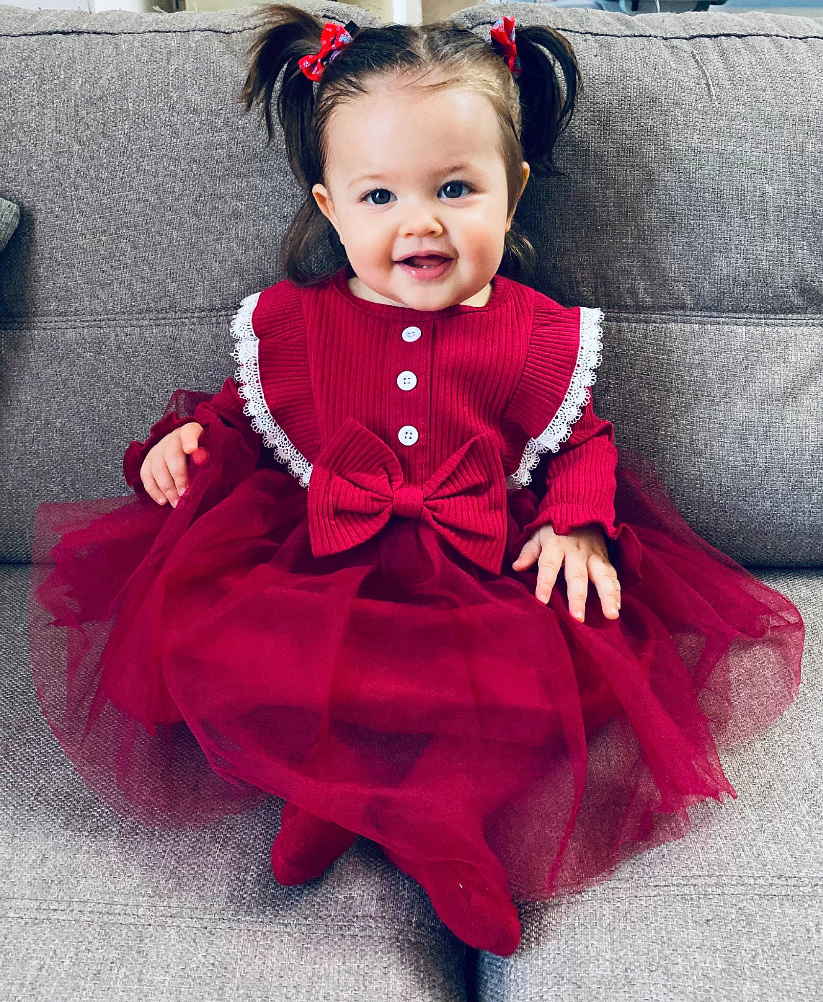 Charlotte a rejoint le concours — aidez-le/la à gagner de superbes lots ! baby, baby_toddler_clothing, clothing, couch, dress, face, hairstyle, happy, head, iris, magenta, neck, outerwear, person, pink, purple, red, sleeve, smile, toddler