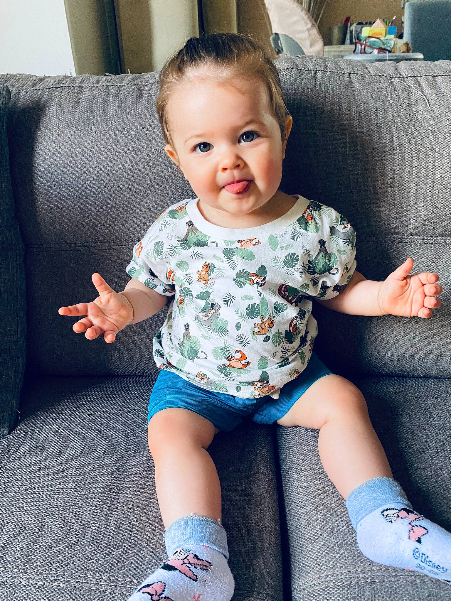 Charlotte a rejoint le concours — aidez-le/la à gagner de superbes lots ! azure, baby_toddler_clothing, black, cheek, clothing, comfort, couch, electric_blue, finger, hairstyle, joint, knee, leg, neck, person, shoulder, skin, sleeve, sock, thigh