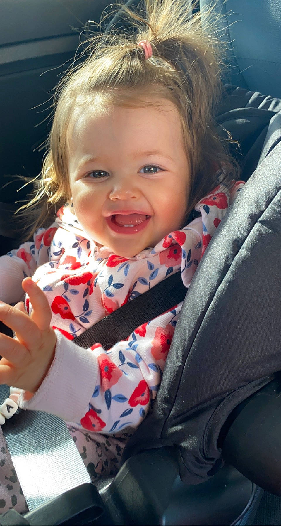 Charlotte participe au concours pour gagner de l'argent avec cette photo : cheek, chin, comfort, cool, eye, eyebrow, facial_expression, finger, gesture, hand, happy, head, human_body, iris, joy, lip, mouth, nose, person, product