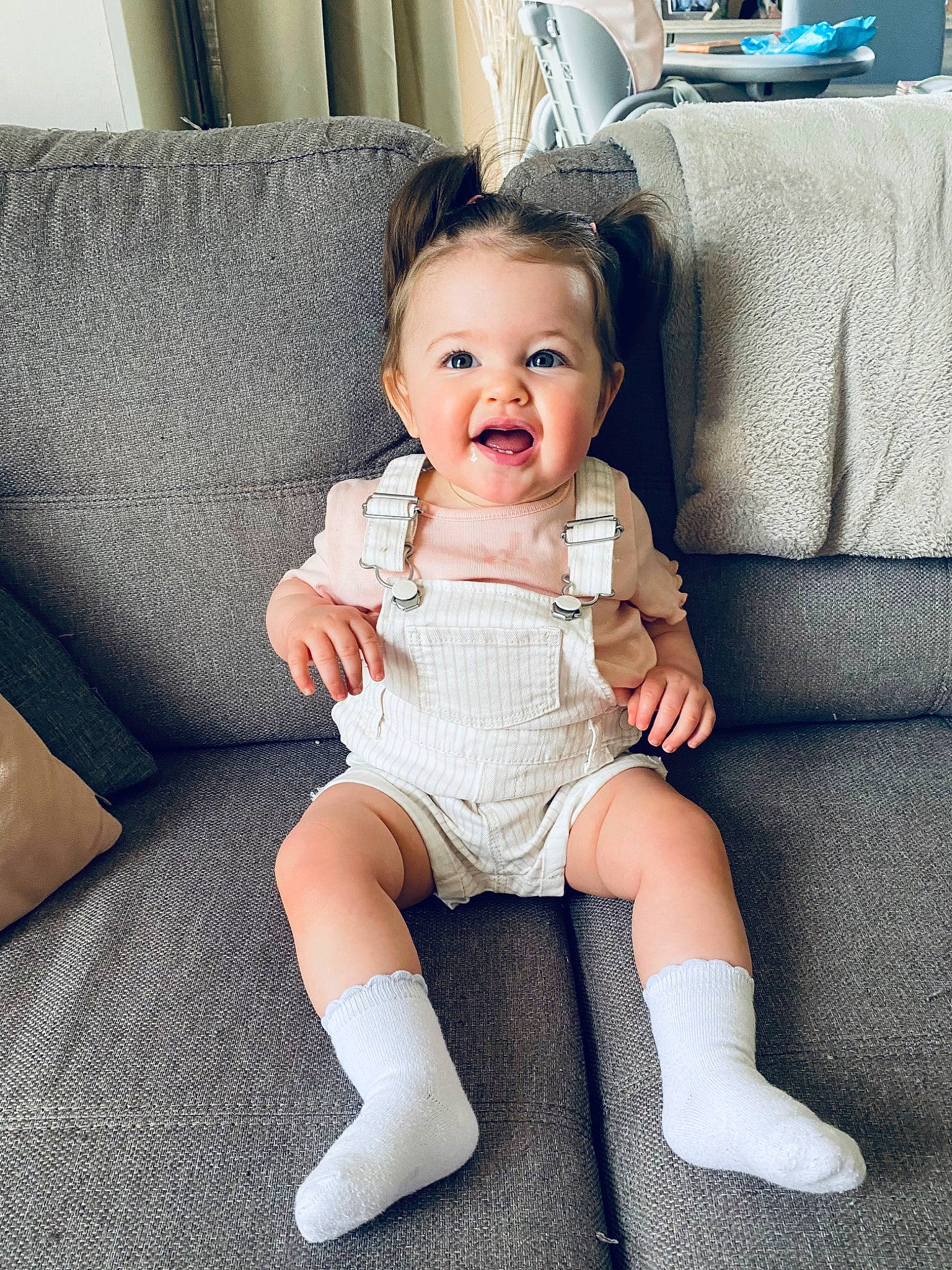 Charlotte a rejoint le concours — aidez-le/la à gagner de superbes lots ! baby, baby_toddler_clothing, cheek, comfort, couch, face, finger, furniture, hair, hairstyle, happy, knee, leg, neck, person, shoulder, skin, sleeve, smile, thigh