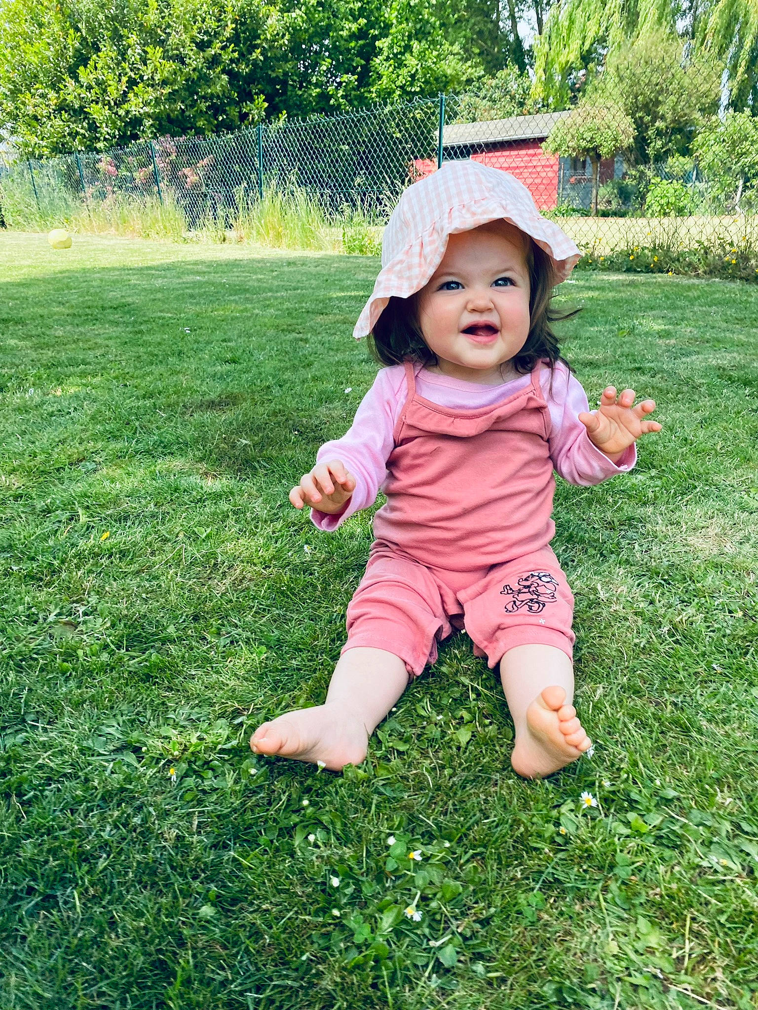 Charlotte participe au concours pour gagner de l'argent avec cette photo : baby, baby_toddler_clothing, fun, grass, grass_family, grassland, groundcover, happy, hat, headgear, headwear, landscape, lawn, leaf, meadow, people_in_nature, person, plant, smile, sun_hat
