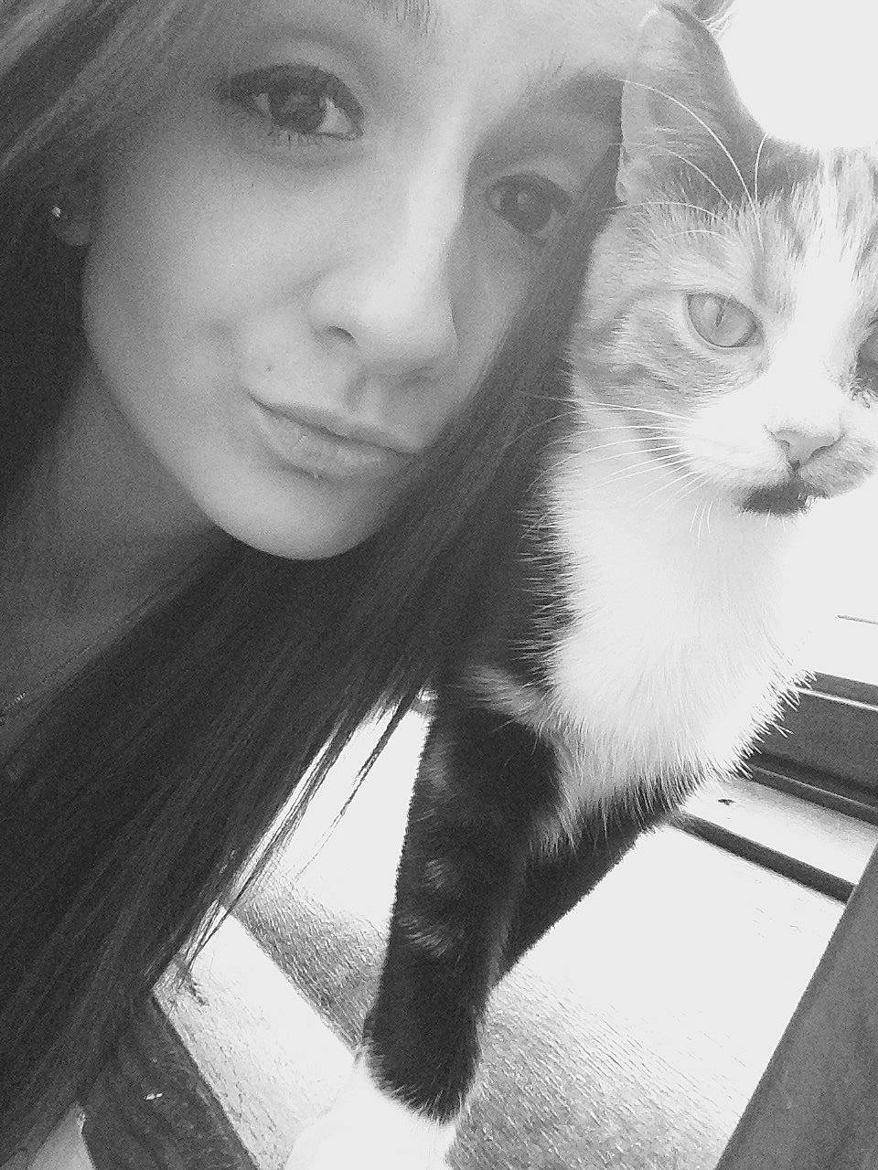 Capucine participe au concours pour gagner de l'argent avec cette photo : beauty, black_and_white, cat, eye, eyebrow, face, felidae, forehead, fur, hair, iris, lip, nose, photography, selfie, small_to_medium_sized_cats, smile, snapshot, whiskers, white