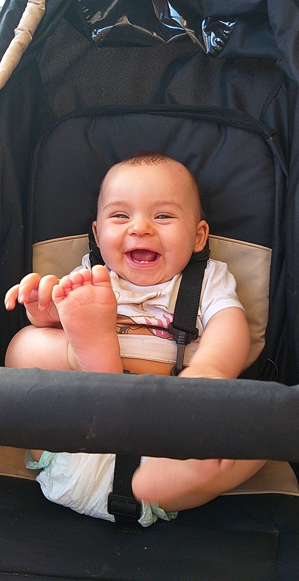 Clara a rejoint le concours — aidez-le/la à gagner de superbes lots ! baby, baby_carriage, baby_in_car_seat, baby_products, car_seat, cheek, child, chin, face, facial_expression, finger, hand, head, mouth, person, product, sitting, skin, smile, toddler