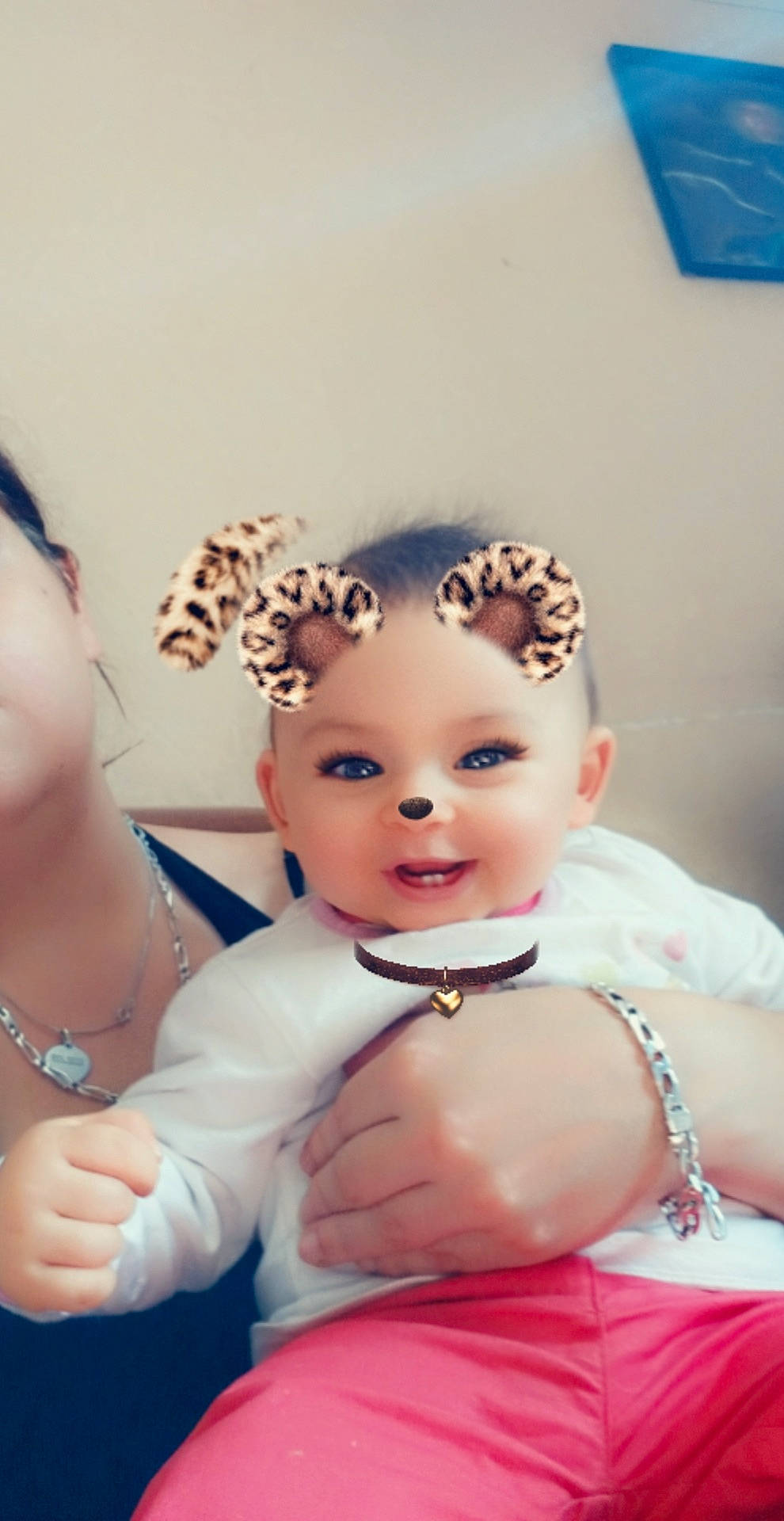 Clara a rejoint le concours — aidez-le/la à gagner de superbes lots ! baby, cheek, child, ear, fashion_accessory, forehead, hair_accessory, head, headband, headgear, headpiece, jewellery, person, pink, skin, tiara, toddler