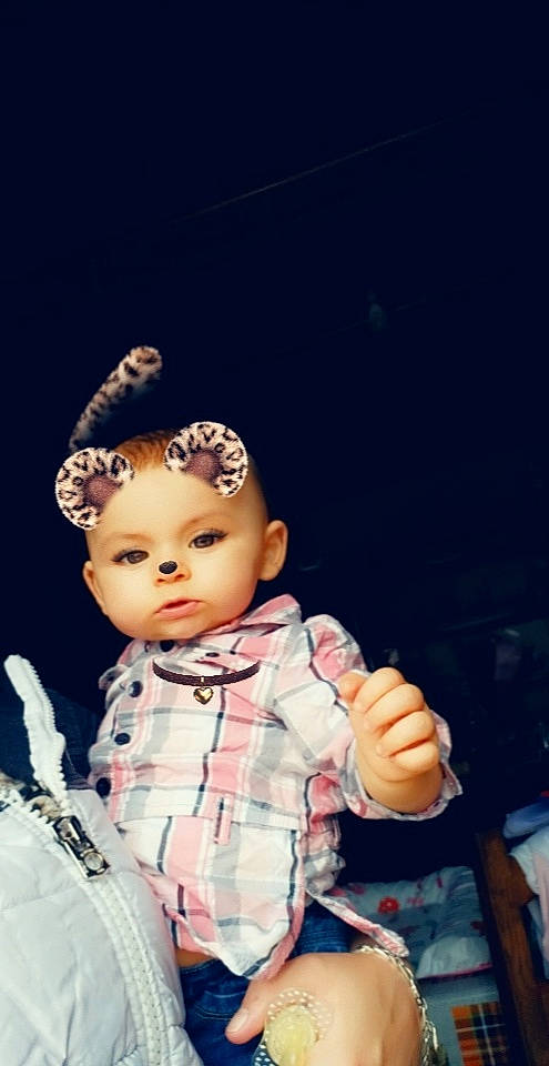 Clara participe au concours pour gagner de l'argent avec cette photo : baby, cheek, child, cool, doll, ear, fun, hand, head, human_body, person, photography, toddler, toy