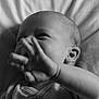 Mattia a rejoint le concours — aidez-le/la à gagner de superbes lots ! baby, infant, black_and_white, hand, face, smile, lying_down, fabric, clothing, skin, portrait, cute, newborn, expression, sleepwear, head, child, playful, closeup, soft_light