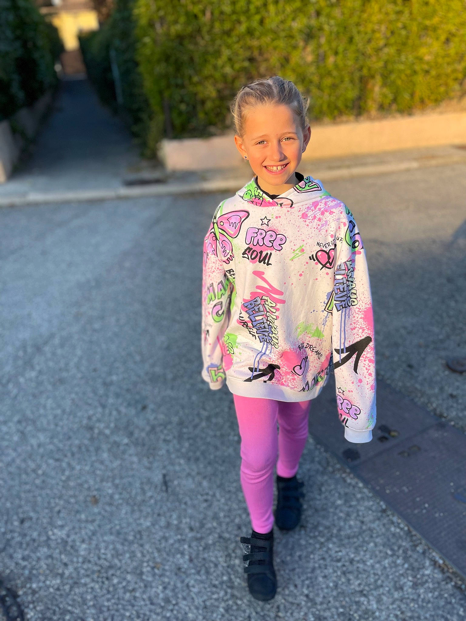 Queen a rejoint le concours — aidez-le/la à gagner de superbes lots ! asphalt, child, electric_blue, fun, grass, happy, joy, knee, leisure, magenta, pattern, person, pink, plant, recreation, road, road_surface, sitting, sleeve, street