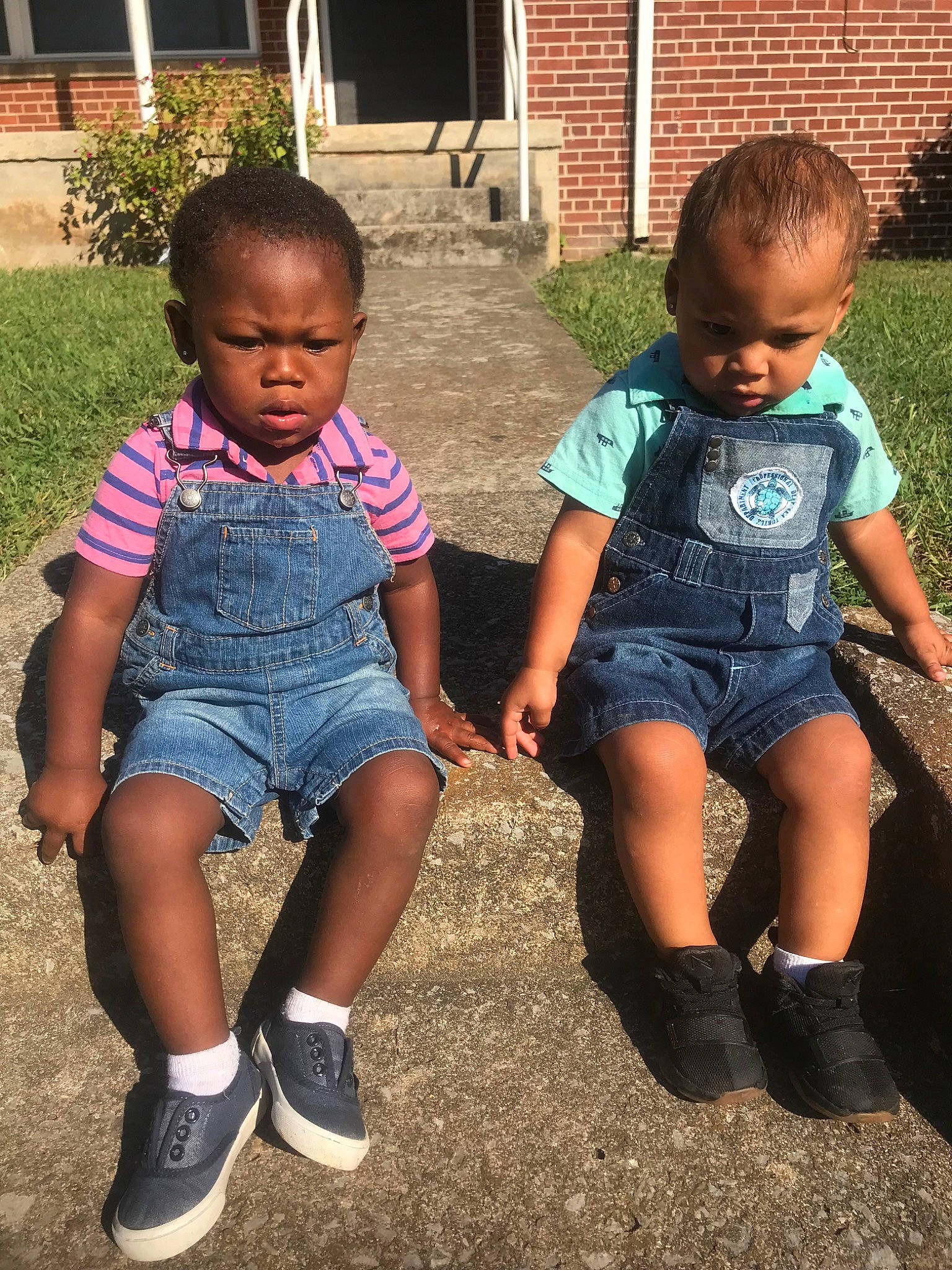 Harlyin is registered to the contest to win money with this photo: child, denim, footwear, fun, jeans, leg, person, play, shoe, shorts, sibling, sitting, smile, summer, t_shirt, toddler