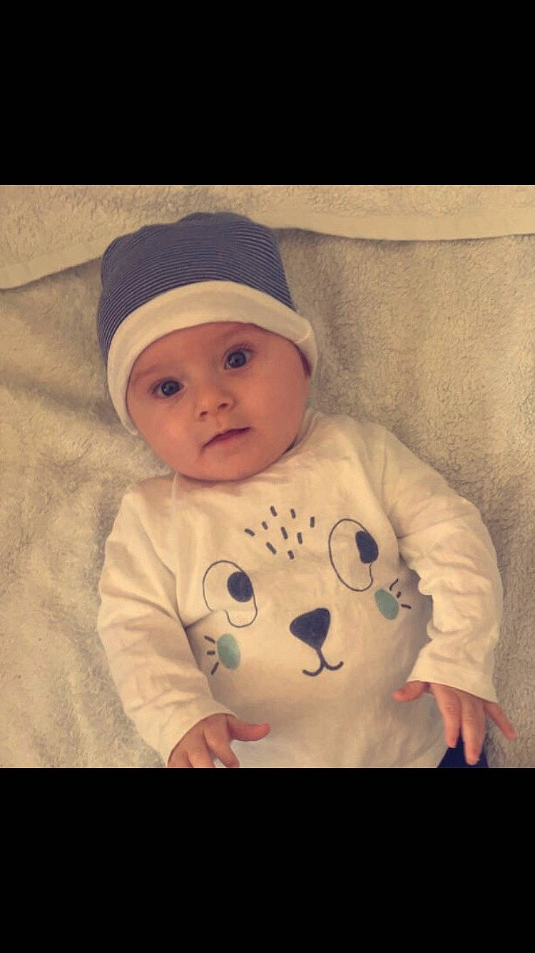 Kyllian participe au concours pour gagner de l'argent avec cette photo : baby, baby_toddler_clothing, bonnet, cheek, child, cool, head, headgear, headwear, person, smile, toddler