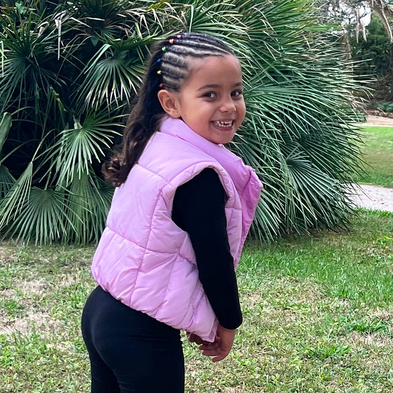 Hélène participe au concours pour gagner de l'argent avec cette photo : arecales, electric_blue, face, fashion_accessory, fun, garden, grass, grass_family, happy, headwear, joy, leisure, magenta, people_in_nature, person, plant, sitting, sleeve, smile, sportswear