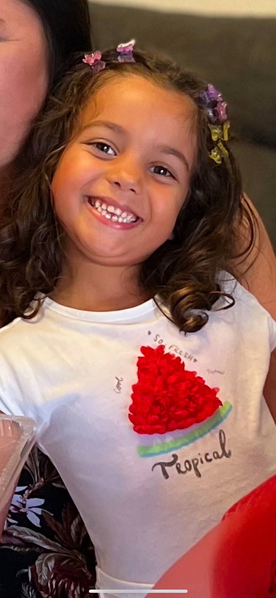 Hélène a rejoint le concours — aidez-le/la à gagner de superbes lots ! beauty, blond, brown_hair, child, event, flash_photography, fun, gesture, hair, hairstyle, happy, iris, joy, lip, long_hair, person, petal, pink, red, smile