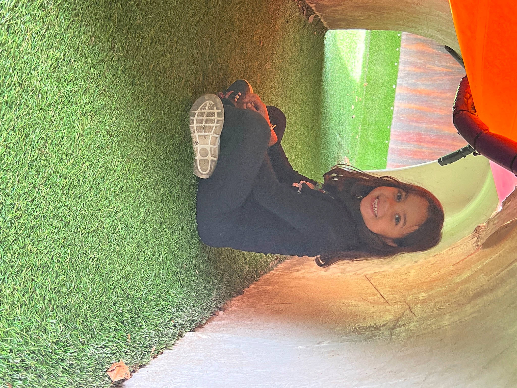 Hélène participe au concours pour gagner de l'argent avec cette photo : comfort, flash_photography, flooring, fun, grass, human_leg, joy, knee, landscape, leg, leisure, linens, people_in_nature, person, recreation, room, shadow, sitting, textile, thigh