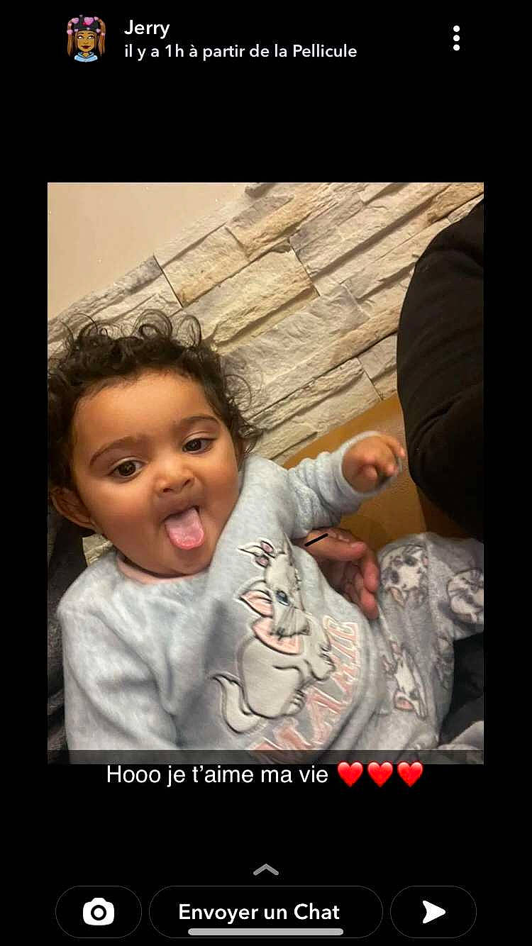 Malicia a rejoint le concours — aidez-le/la à gagner de superbes lots ! baby, child, darkness, flash_photography, font, fun, gesture, happy, human, love, mouth, nose, person, photo_caption, portrait_photography, sitting, smile, t_shirt, toddler, tree