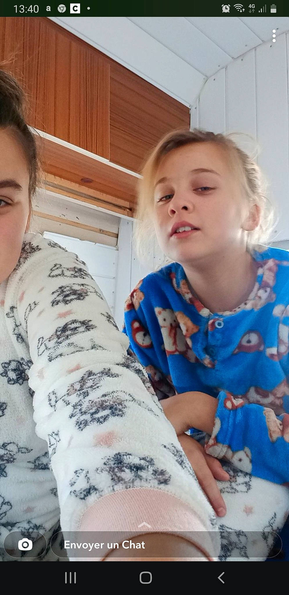 Laky a rejoint le concours — aidez-le/la à gagner de superbes lots ! arm, baby_toddler_clothing, bed, child, comfort, eye, face, gesture, hair, hand, happy, head, iris, military_camouflage, pattern, person, shirt, shoulder, sleeve, t_shirt