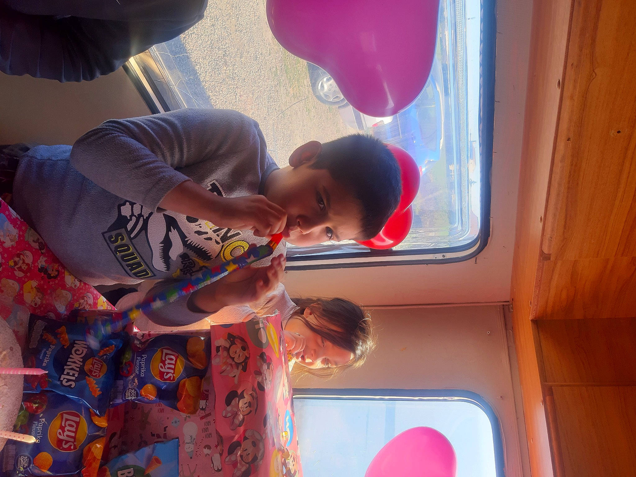 Bengi a rejoint le concours — aidez-le/la à gagner de superbes lots ! balloon, child, finger, fun, happy, leisure, light, magenta, organ, person, pink, play, public_transport, recreation, red, room, t_shirt, toddler, vacation, white