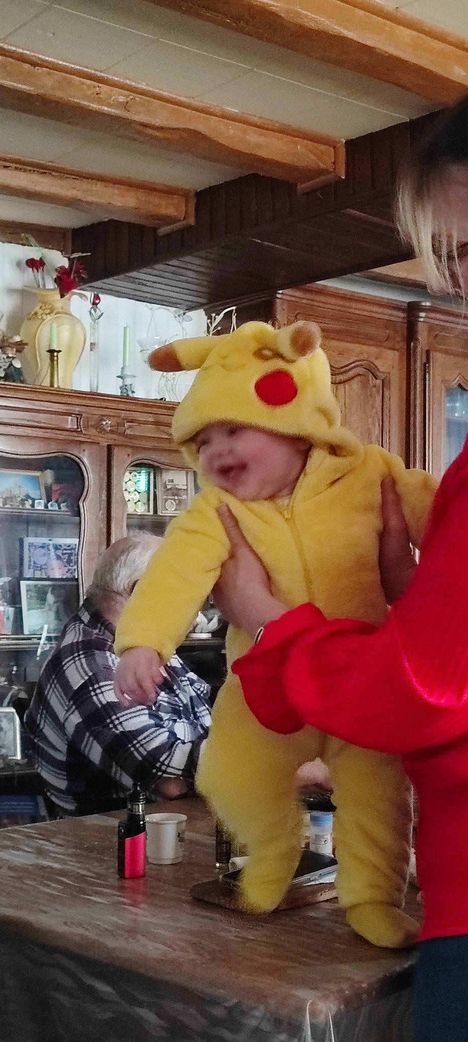 Esteban participe au concours pour gagner de l'argent avec cette photo : baby, baby_toddler_clothing, cap, child, costume, costume_hat, event, fictional_character, fun, fur, hat, headgear, headwear, holiday, mascot, person, personal_protective_equipment, room, santa_claus, sitting