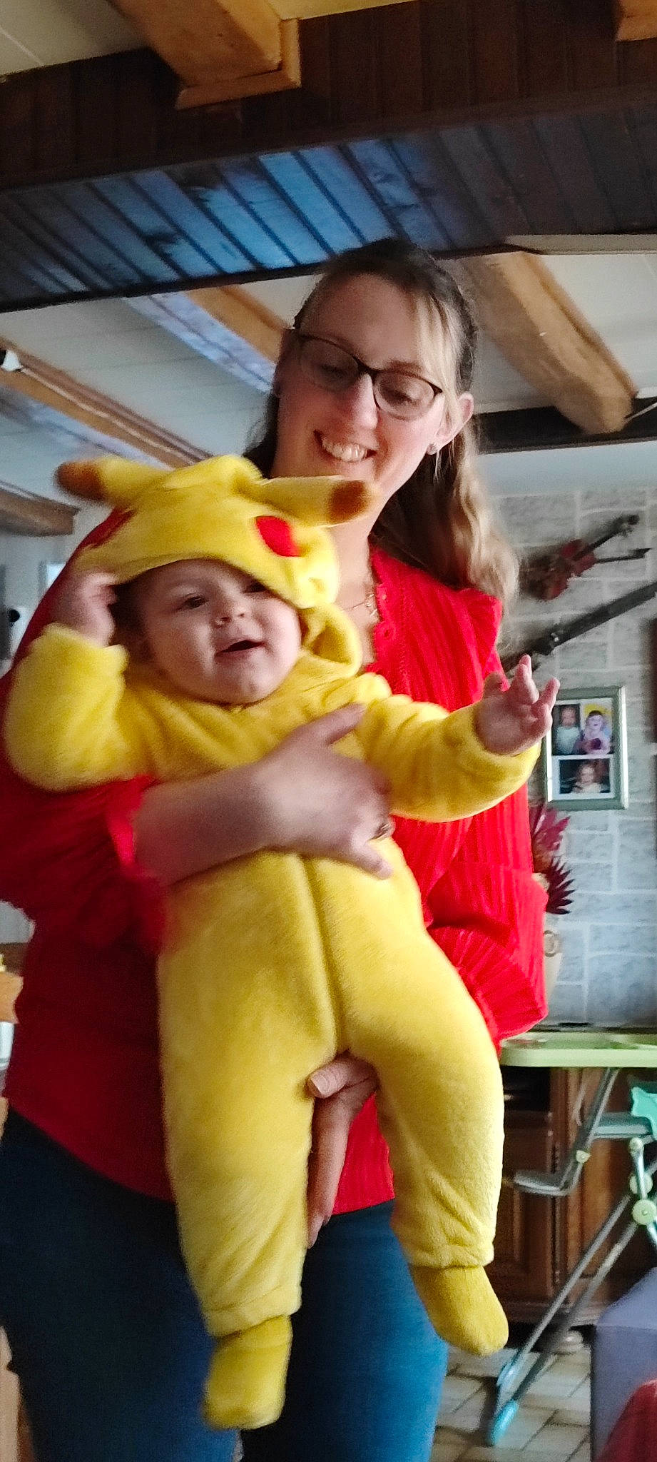 Esteban a rejoint le concours — aidez-le/la à gagner de superbes lots ! baby, child, costume, event, fictional_character, fun, fur, gesture, happy, hat, headwear, holiday, joy, leisure, magenta, mascot, person, room, skin, smile