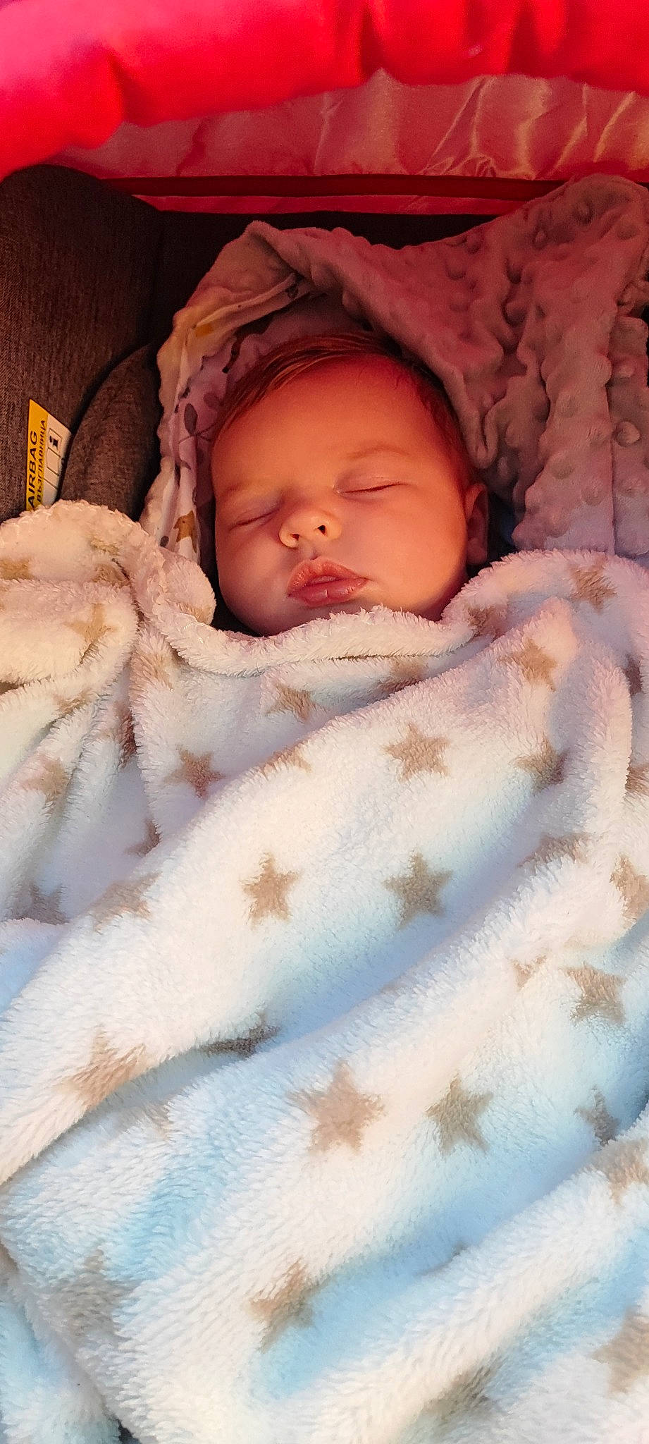 Esteban a rejoint le concours — aidez-le/la à gagner de superbes lots ! baby, baby_sleeping, bedtime, child, comfort, face, fur, hat, linens, natural_material, pattern, peach, person, skin, textile, toddler