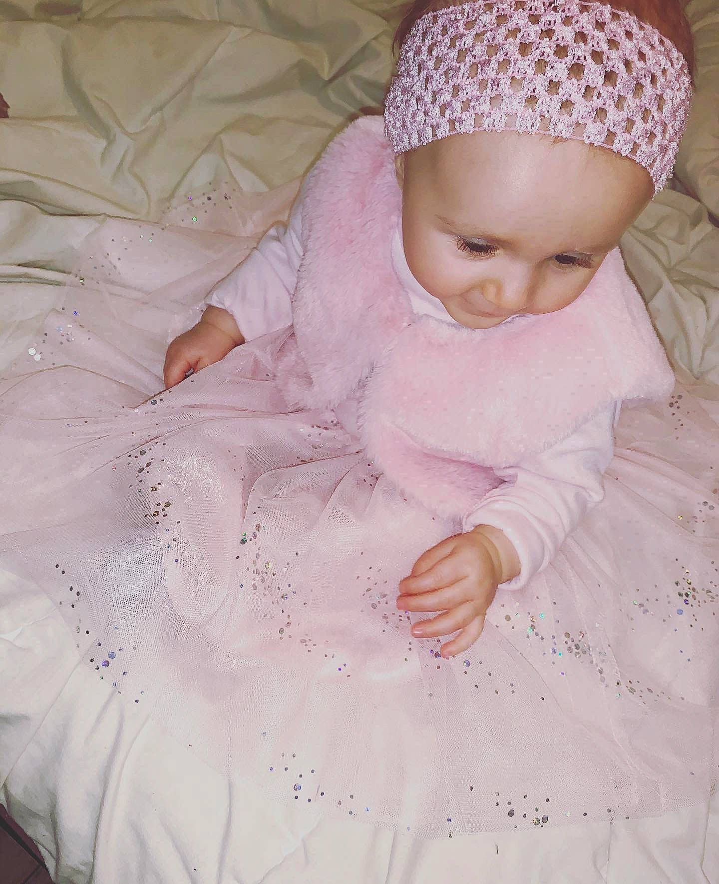 énora a rejoint le concours — aidez-le/la à gagner de superbes lots ! baby, baby_sleeping, baby_toddler_clothing, cap, cheek, child, comfort, hand, headgear, knit_cap, linens, outerwear, person, photograph, pink, skin, sleeve, textile, toddler, white