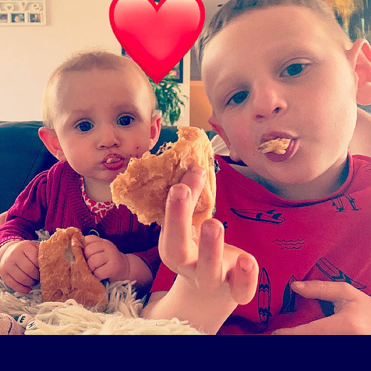 énora a rejoint le concours — aidez-le/la à gagner de superbes lots ! baby, baby_toddler_clothing, cheek, child, cloud, finger, food_craving, fun, gesture, happy, morning, mouth, organ, person, photograph, pink, sharing, snapshot, sweetness, thumb