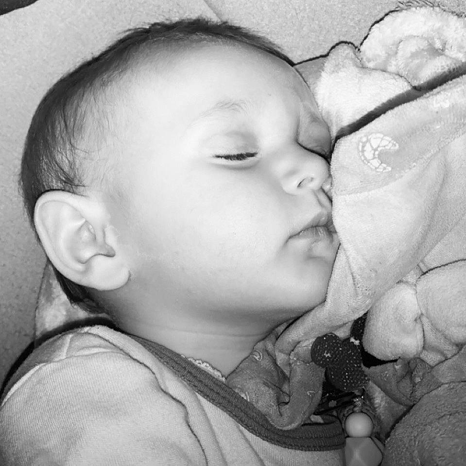 énora a rejoint le concours — aidez-le/la à gagner de superbes lots ! baby, black_and_white, cheek, comfort, ear, eyelash, finger, flash_photography, forehead, gesture, happy, iris, lip, mouth, nose, organ, people_in_nature, person, skin, style