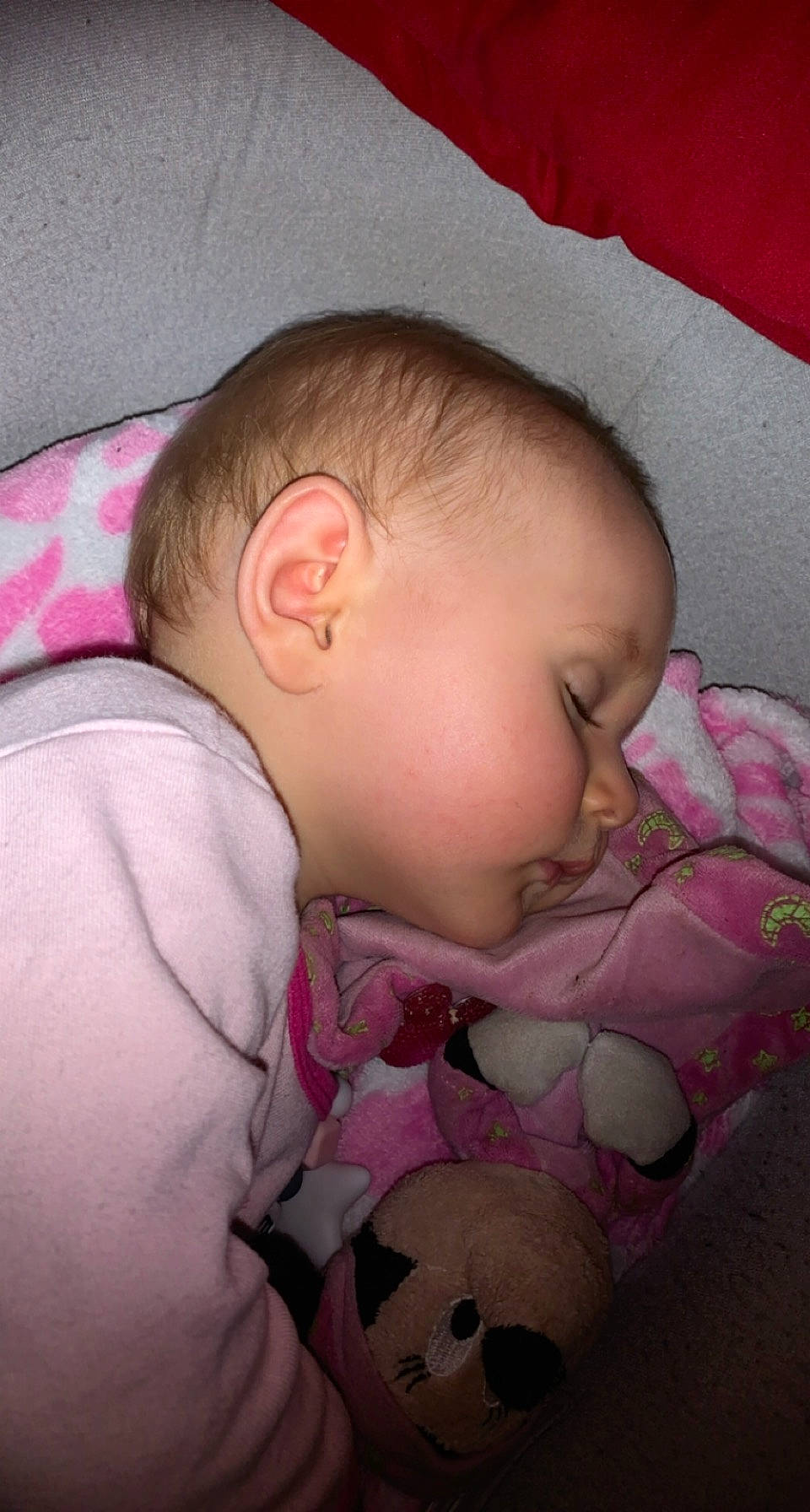 énora participe au concours pour gagner de l'argent avec cette photo : baby, baby_sleeping, baby_toddler_clothing, cheek, chin, comfort, ear, eye, finger, head, infant_bed, iris, lip, mouth, nose, person, pink, skin, sleeve, textile