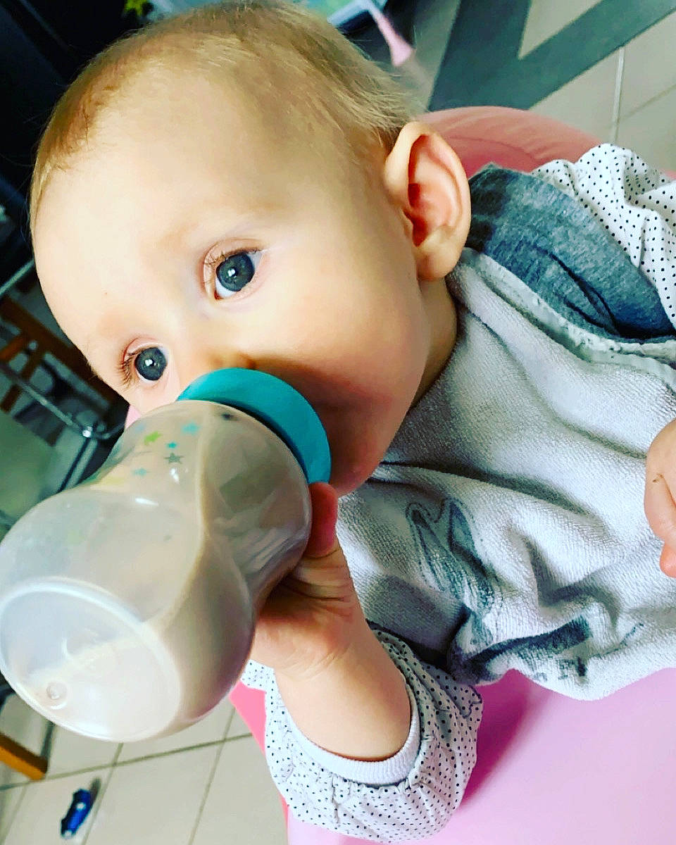 énora participe au concours pour gagner de l'argent avec cette photo : baby_toddler_clothing, cheek, computer_keyboard, ear, eye, eyelash, facial_expression, hand, head, human_body, iris, joint, lip, mouth, muscle, neck, nose, person, skin, sleeve