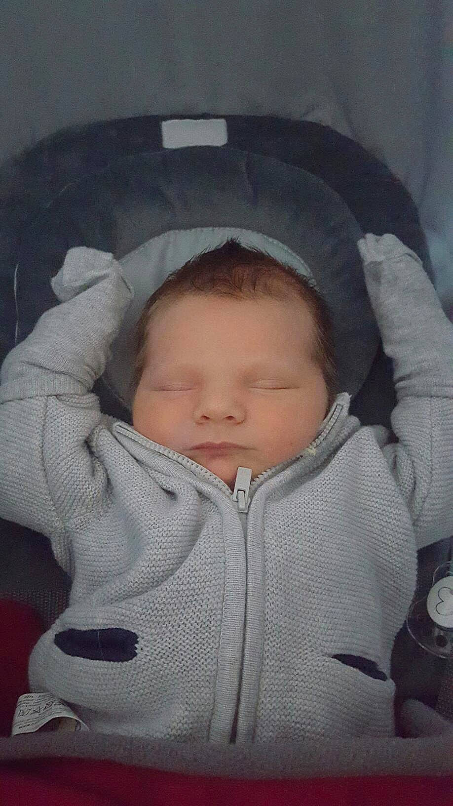 Arthur participe au concours pour gagner de l'argent avec cette photo : cheek, child, eye, forehead, girl, head, infant, nose, person, product, toddler