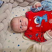 Lenny a rejoint le concours — aidez-le/la à gagner de superbes lots ! baby, blue_blanket, child, comfortable, cozy, cushion, cute, face, hand, head, indoor, infant, lying_down, patterned_mat, person, plush, red_onesie, soft_toy, stitch_character, toy