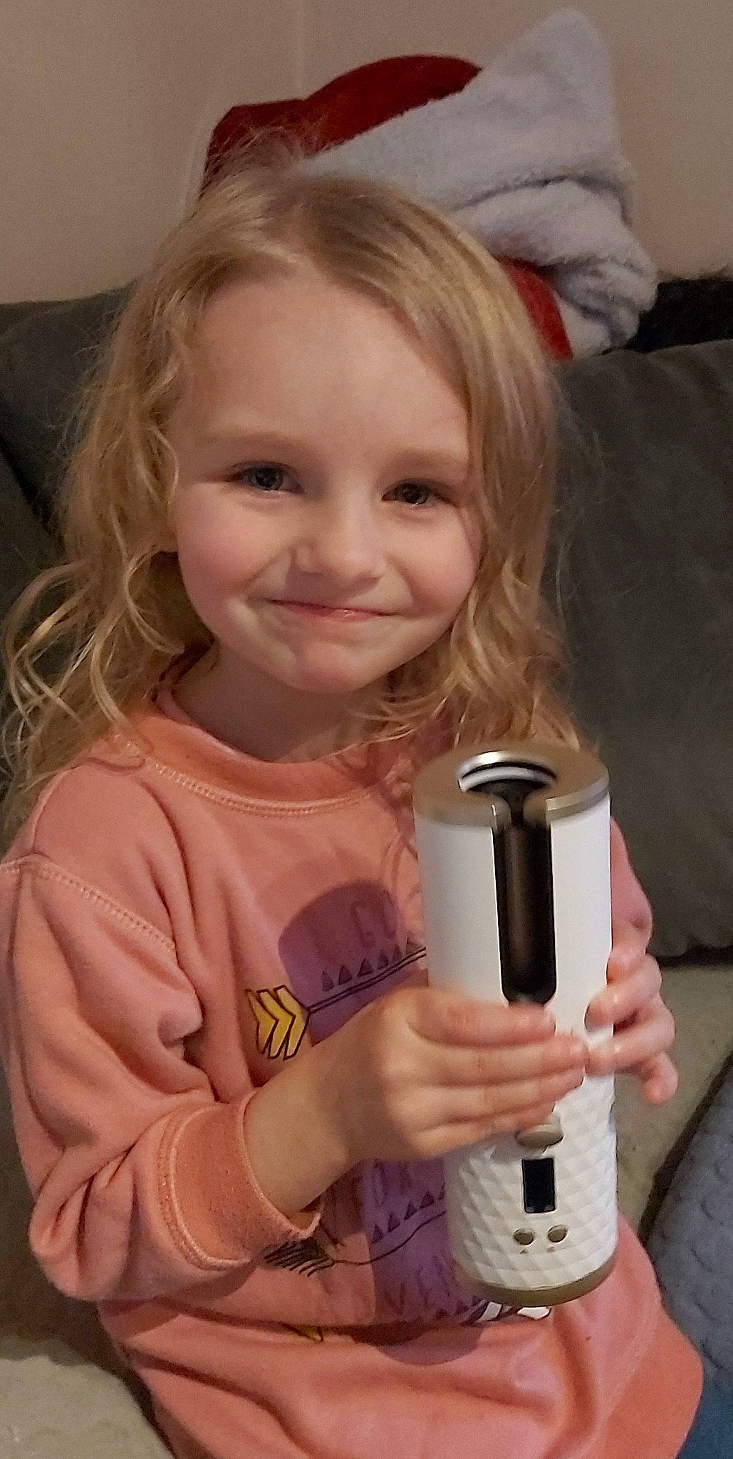 Délia participe au concours pour gagner de l'argent avec cette photo : arm, baby_toddler_clothing, cheek, chin, eyebrow, eyelash, face, finger, hair, hand, happy, iris, joy, lip, nose, person, pink, skin, sleeve, smile