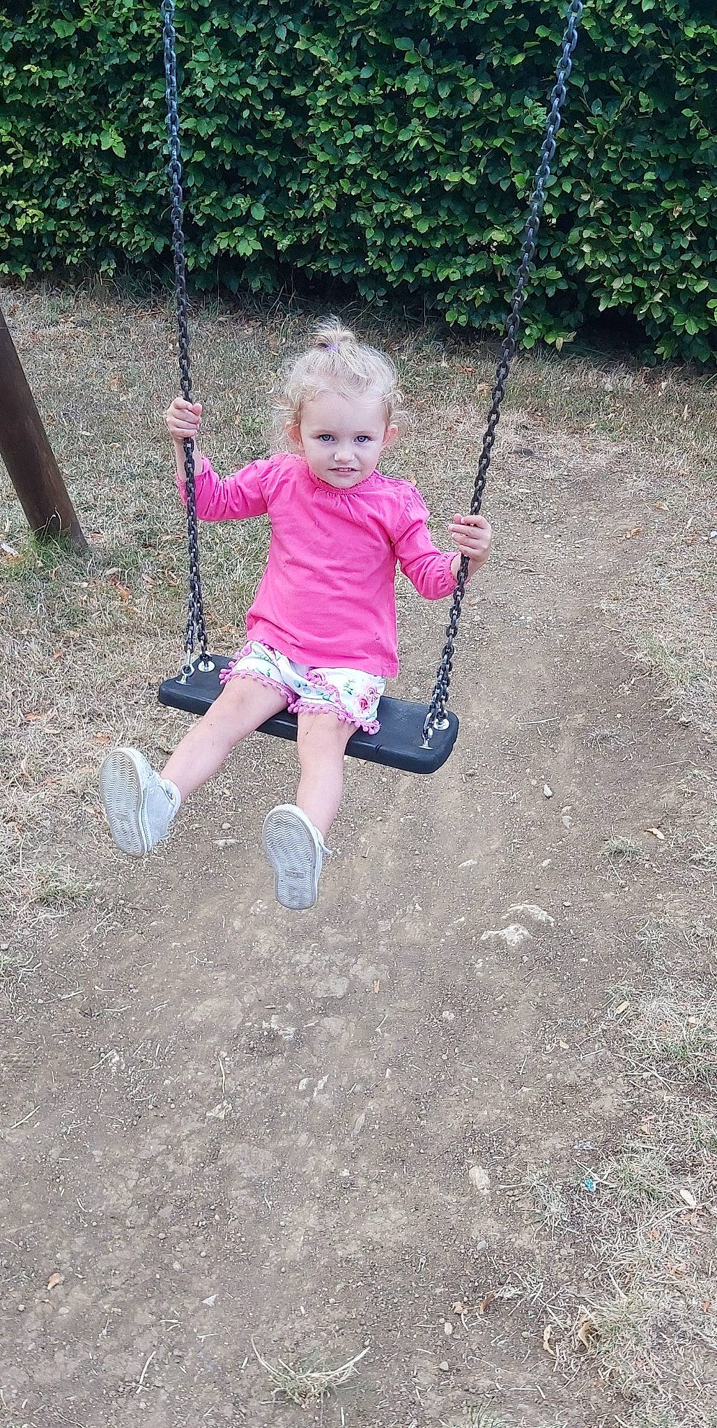 Délia participe au concours pour gagner de l'argent avec cette photo : child, fun, leisure, outdoor_play_equipment, person, pink, play, playground, public_space, recreation, smile, swing, toddler, vacation