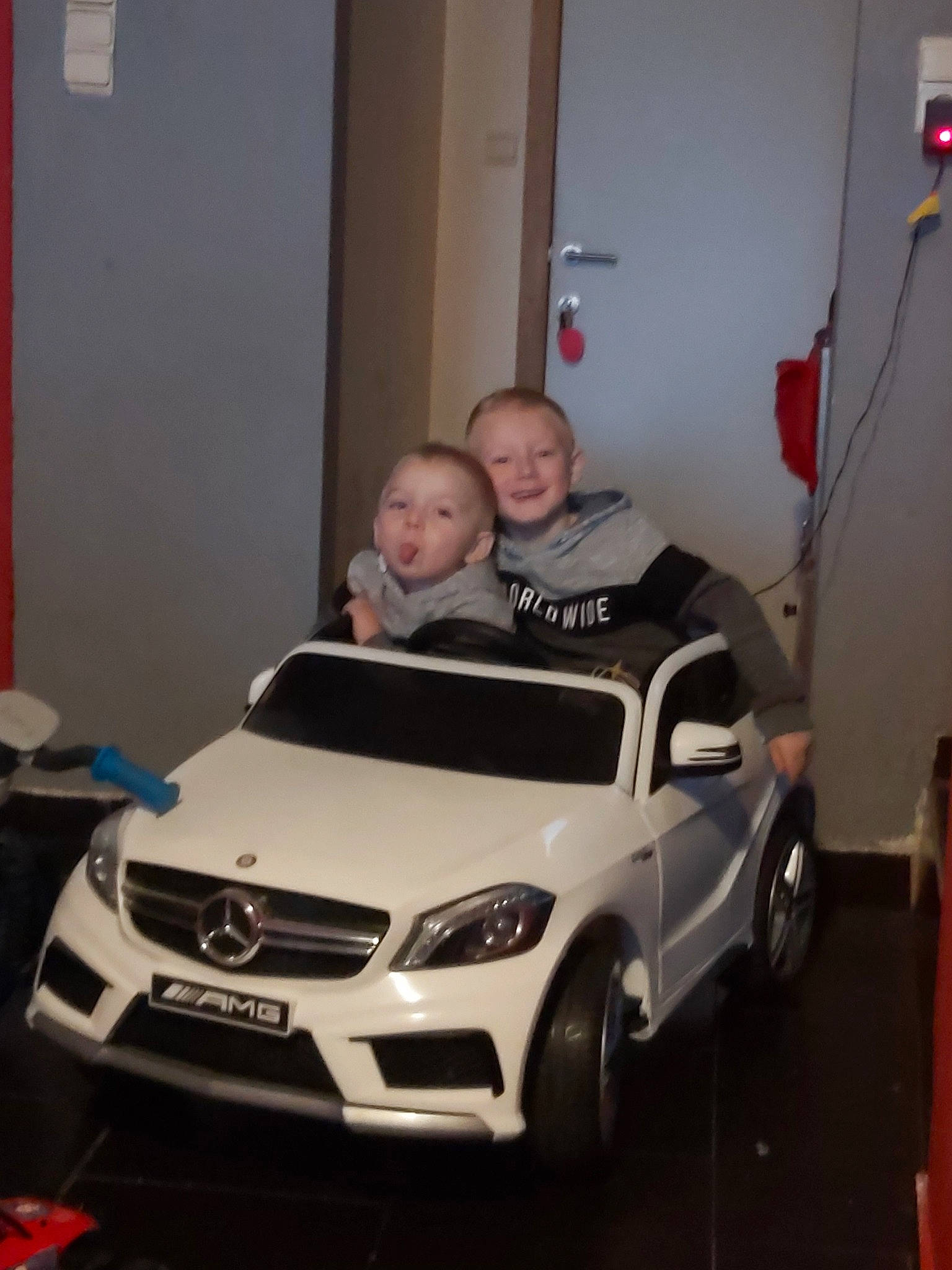 Gregory participe au concours pour gagner de l'argent avec cette photo : auto_show, automotive_design, automotive_exterior, automotive_wheel_system, car, city_car, compact_car, crossover_suv, family_car, hatchback, joy, luxury_vehicle, mercedes_benz, mode_of_transport, motor_vehicle, person, personal_luxury_car, sport_utility_vehicle, subcompact_car, transport