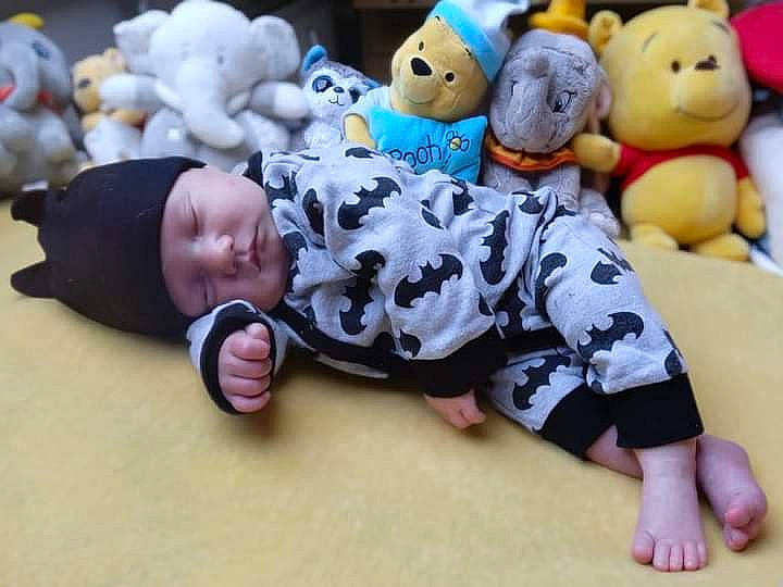 Délyno participe au concours pour gagner de l'argent avec cette photo : baby, baby_toddler_clothing, baby_toys, child, collectable, comfort, flooring, foot, fur, headwear, mammal, pattern, person, plush, room, stuffed_toy, textile, toddler, toy, vertebrate